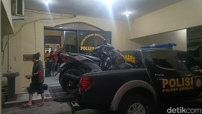 Dua kelompok yang terlibat bentrok diamankan di Polsek Dringu Probolinggo.