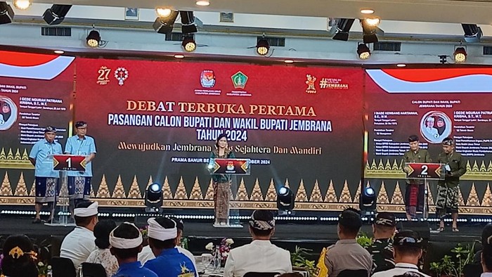 Dua paslon mengikuti debat terbuka pertama untuk Pemilihan Bupati (Pilbup) Jembrana 2024 di Parma Sanur Beach Hotel, Denpasar, pada Sabtu (26/10/2024) malam. (Foto: Aryo Mahendro/detikBali)