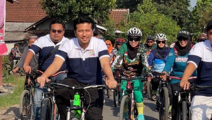 Emil Dardak gowes bareng warga Jember.