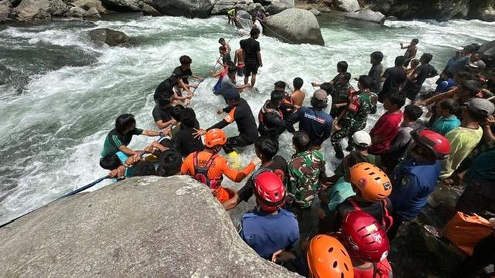 Evakuasi bocah 7 tahun tenggelam di Sungai Lempe, Luwu, Sulsel.