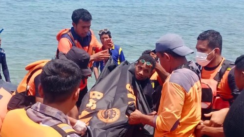 Evakuasi jasad Petrus Padma di perairan Tebing Takalelang, Desa Lembur Barat, Kabupaten Alor, NTT (Dok. Basarnas Maumere)