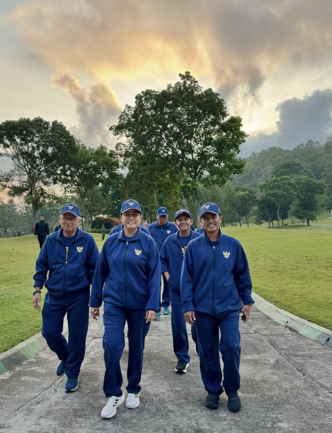 Retreat Kabinet Merah Putih pun memasuki hari terakhir, Minggu (27/10/2024), yang diisi dengan berbagai kegiatan di luar ruangan (outdoor). Kini, mereka mengandalkan baju training berwarna biru yang terdiri dari jaket, celana panjang, dan topi senada. (Foto: Instagram/@smindrawati)