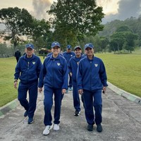 Retreat Kabinet Merah Putih pun memasuki hari terakhir, Minggu (27/10/2024), yang diisi dengan berbagai kegiatan di luar ruangan (outdoor). Kini, mereka mengandalkan baju training berwarna biru yang terdiri dari jaket, celana panjang, dan topi senada. (Foto: Instagram/@smindrawati)