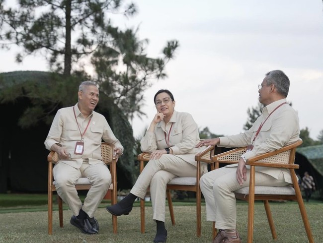 Baju safari ikut masuk di jajaran seragam pembekalan. Mereka juga mengalungkan identitas dinas masing-masing. (Foto: Instagram)