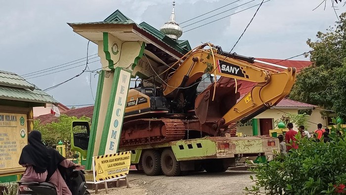 Gerbang pesantren di Kolaka ditabrak truk yang membawa ekskavator.