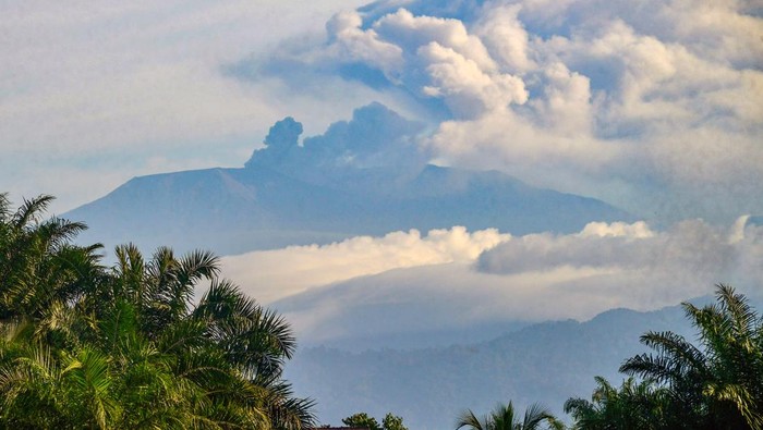 Gunung Marapi erupsi Gunung Marapi meletus mengeluarkan abu vulkanik terlihat dari Nagari Katapiang, Padang Pariaman, Sumatera Barat, Minggu (27/10/2024). Pusat Vulkanologi dan Mitigasi Bencana Geologi (PVMBG) mencatat kolom letusan gunung berstatus waspada itu teramati kurang lebih 1000 meter di atas puncak dan diimbau agar tidak memasuki dan tidak melakukan kegiatan dalam wilayah radius 3 kilometer dari pusat erupsi. ANTARA FOTO/Iggoy el Fitra/agr