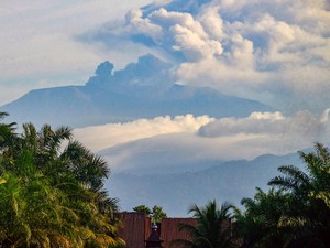Gunung Marapi di Sumbar Erupsi Siang Ini, Semburkan Abu Vulkanik 750 Meter