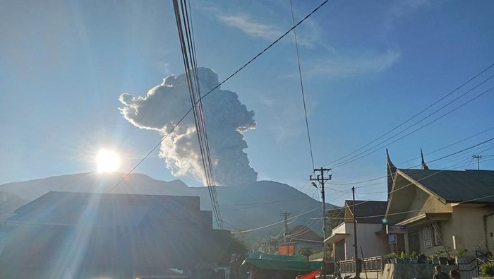 Gunung Marapi erupsi pagi ini Minggu (27/10/2024). (Foto: Dok. Istimewa)