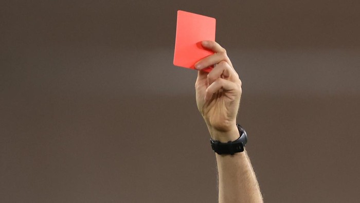 MONACO, MONACO - OCTOBER 18: The Referee Eric Wattellier shows a red card to Jordan Teze of AS Monaco following a reckless challenge on Gabriel Gudmundsson of LOSC Lille during the Ligue 1 match between AS Monaco FC and LOSC Lille at Stade Louis II on October 18, 2024 in Monaco, Monaco. (Photo by Jonathan Moscrop/Getty Images)