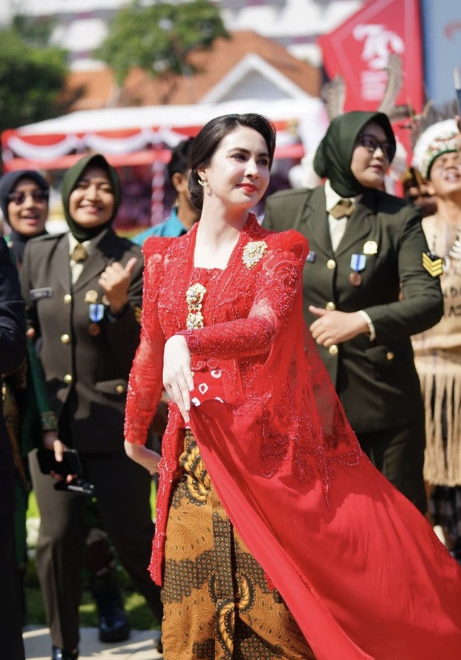 Arumi Bachsin juga tampil menawan mengenakan kebaya kutu baru bernuansa merah yang dihiasi bros etnik pada bagian dada serta bahunya. Selendang panjang di pundak menambah kesan apik dan menawan. Foto: dok. Instagram @arumibachsin_94