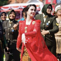 Arumi Bachsin juga tampil menawan mengenakan kebaya kutu baru bernuansa merah yang dihiasi bros etnik pada bagian dada serta bahunya. Selendang panjang di pundak menambah kesan apik dan menawan. Foto: dok. Instagram @arumibachsin_94