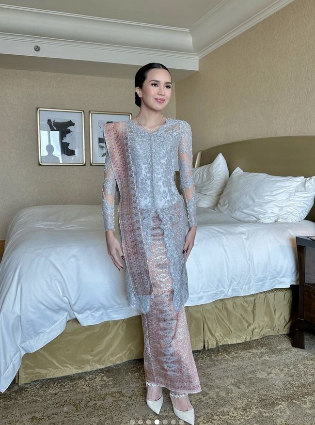 Beby Tsabina tampil menawan dengan batik kartini dipadukan kain songket bernuansa silver dan rose gold. Tambahan selendang di bahu memperkaya penampilannya. Foto: dok. Instagram @bebytsabina
