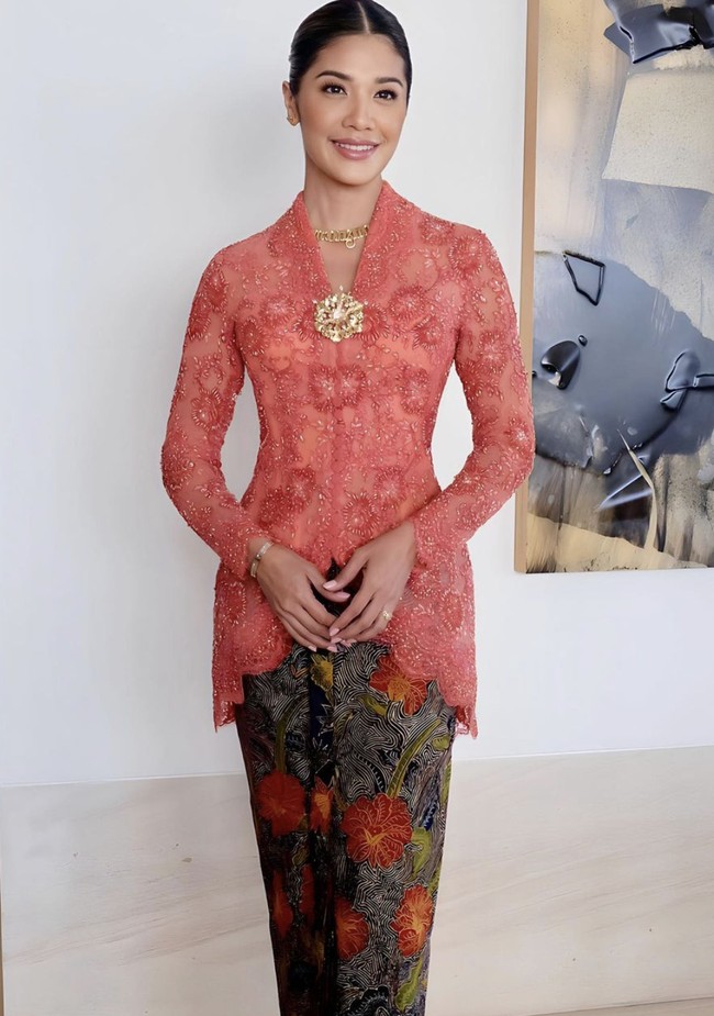 Jika mencari inspirasi gaya wanita dewasa yang elegan, bisa melihat penampilan dari Franka Makarim, istri mantan Menteri Pendidikan, Kebudayaan, Riset, dan Teknologi Nadiem Makarim yang baru saja lengser. Kali ini kebaya rancongan Madura karya Didiet Maulana yang cantik dan simple menjadi pilihan untuk tampil anggun. Foto: dok. Instagram @frankamakarim