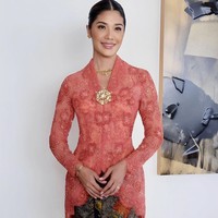 Jika mencari inspirasi gaya wanita dewasa yang elegan, bisa melihat penampilan dari Franka Makarim, istri mantan Menteri Pendidikan, Kebudayaan, Riset, dan Teknologi Nadiem Makarim yang baru saja lengser. Kali ini kebaya rancongan Madura karya Didiet Maulana yang cantik dan simple menjadi pilihan untuk tampil anggun. Foto: dok. Instagram @frankamakarim