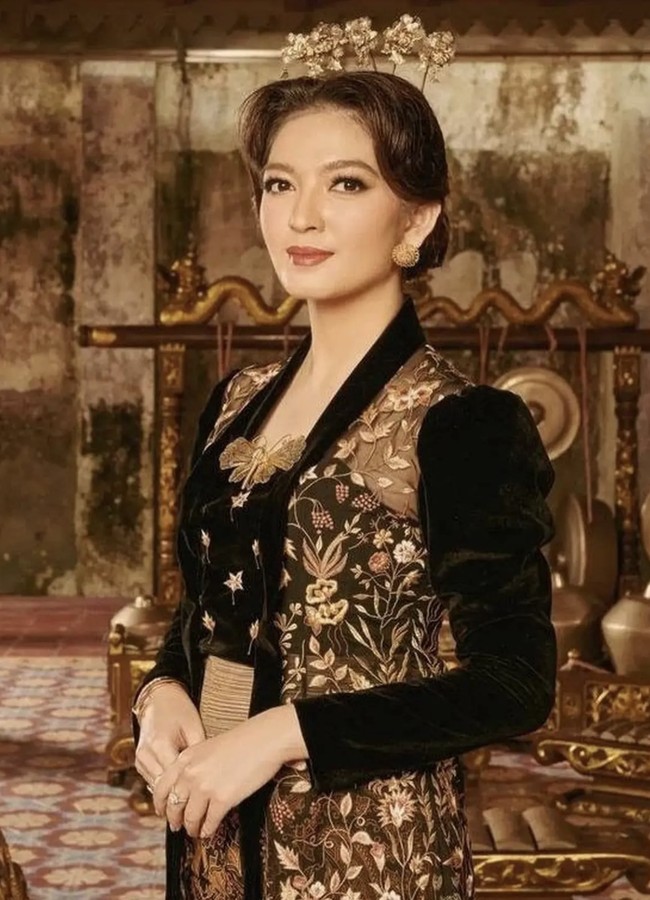 Istri dari Wakil Presiden RI, Gibran Rakabuming Raka, Selvie Ananda, tampil anggun mengenakan kebaya Indonesia berbahan velvet. Bros kupu-kupu cantik yang dipakainya membantu menyemarakkan penampilan. Foto: dok. Instagram @selvie_ananda