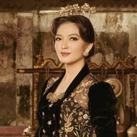 Istri dari Wakil Presiden RI, Gibran Rakabuming Raka, Selvie Ananda, tampil anggun mengenakan kebaya Indonesia berbahan velvet. Bros kupu-kupu cantik yang dipakainya membantu menyemarakkan penampilan. Foto: dok. Instagram @selvie_ananda