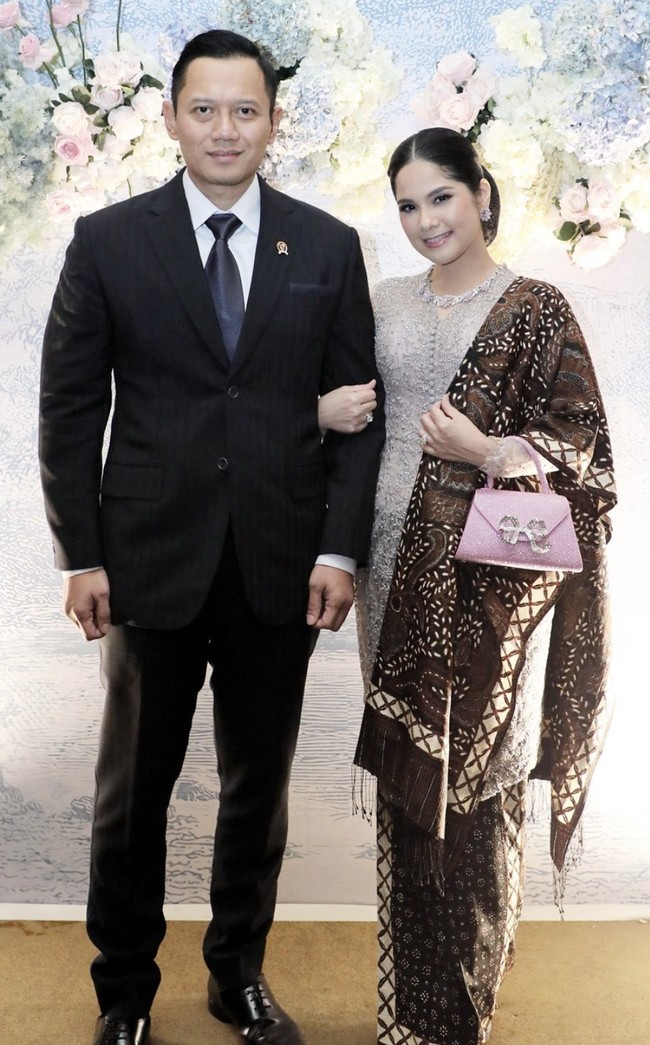 Jangan lupakan Annisa Pohan ketika mencari inspirasi berkebaya. Gaya Annisa Pohon ini cocok untuk pergi kondangan yang akan membuat penampilan lebih terlihat elegan dan berkelas. Foto: dok. Instagram @annisapohan