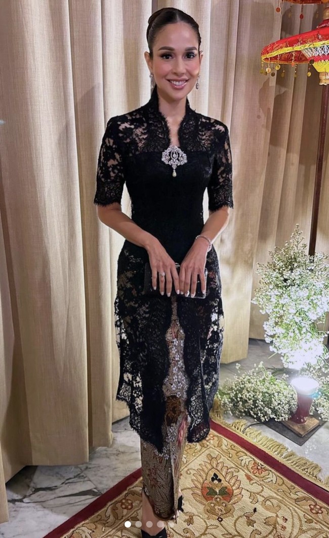 Inspirasi kebaya dari ibu pejabat lainnya bisa melihat penampilan Loemongga Haoemasan. Pilihan kebaya lengan pendek juga cocok kok dipakai kondangan. Foto: dok. Instagram @loemongga