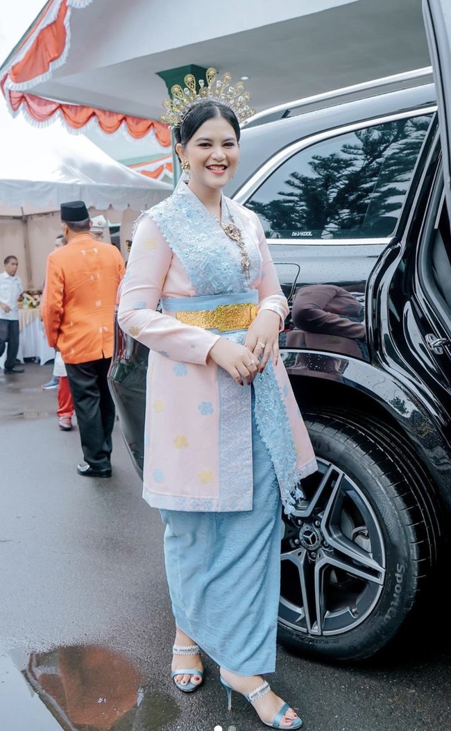 Inspirasi pertama datang dari Kahiyang Ayu yang tampil anggun mengenakan kebaya bernuansa pastel. Cocok untuk kaum muda yang ingin tampil pakai kebaya tanpa terlihat lebih tua. Foto: dok. Instagram @doleytobing