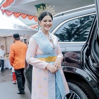 Inspirasi pertama datang dari Kahiyang Ayu yang tampil anggun mengenakan kebaya bernuansa pastel. Cocok untuk kaum muda yang ingin tampil pakai kebaya tanpa terlihat lebih tua. Foto: dok. Instagram @doleytobing