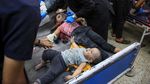 Penuh Debu, Bayi Korban Serangan Israel Dibawa ke RS Al-Ahli Gaza