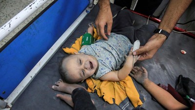 Penuh Debu, Bayi Korban Serangan Israel Dibawa ke RS Al-Ahli Gaza