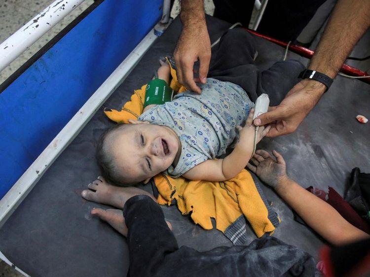 Penuh Debu, Bayi Korban Serangan Israel Dibawa ke RS Al-Ahli Gaza