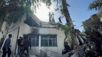Sekolah itu menampung para pengungsi Gaza.