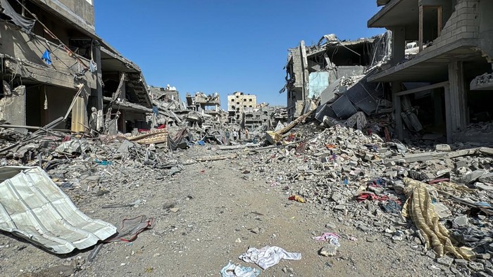 ISRAEL-PALESTINIANS/GAZA-JABALIA Palestinians view the damage after Israeli forces withdrew from the area around Kamal Adwan hospital, amid the ongoing Israel-Hamas conflict, in Jabalia, in the northern Gaza Strip October 26, 2024. REUTERS/Stringer