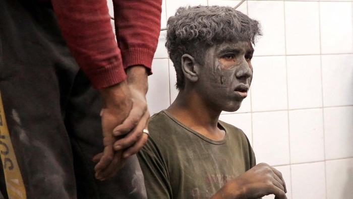 A Palestinian child wounded in an Israeli strike receives treatment at Al-Ahli hospital, amid the ongoing Israel-Hamas conflict, in Gaza City, October 26, 2024. REUTERS/Mahmoud Sameer TPX IMAGES OF THE DAY
