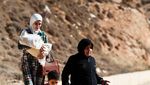 Anak-anak Lebanon Mengungsi ke Suriah dengan Berjalan Kaki