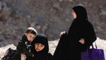 Anak-anak Lebanon Mengungsi ke Suriah dengan Berjalan Kaki
