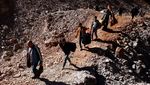 Anak-anak Lebanon Mengungsi ke Suriah dengan Berjalan Kaki