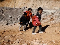 Anak-anak Lebanon Mengungsi ke Suriah dengan Berjalan Kaki