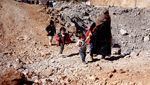 Anak-anak Lebanon Mengungsi ke Suriah dengan Berjalan Kaki