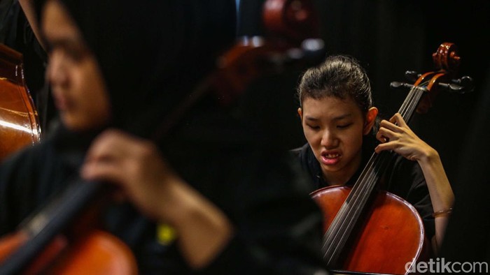 Addie MS latihan persiapan konser yang bertajuk A Million Lights di Jakarta, Sabtu (26/10). Latitan melibatkan musisi berkebutuhan khusus.