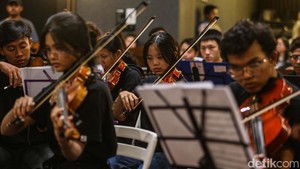 Konser LMO yang ke dua ini mengusung tema “ Empowering Youth Through the Process of Courage and Education in All Abilities”, dimana proses belajar dan tumbuh kembang anak (remaja) bukan hanya menekankan pada pendidikan dalam konsep transfer keilmuan tetapi menanamkan keberanian (percaya diri), ketekunan, kemandirian dan kepedulian terhadap sekitarnya.