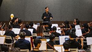 Mereka memadukan segala bentuk perbedaan menjadi karya yang harmonis di bawah bimbingan Konduktor Addie MS.