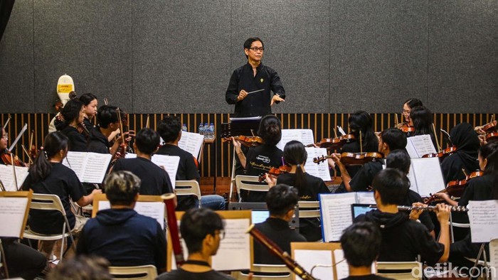 Addie MS latihan persiapan konser yang bertajuk A Million Lights di Jakarta, Sabtu (26/10). Latitan melibatkan musisi berkebutuhan khusus.