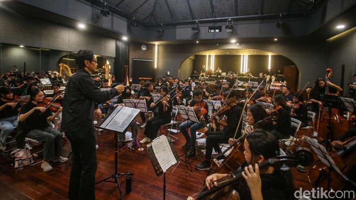 Addie MS latihan persiapan konser yang bertajuk A Million Lights di Jakarta, Sabtu (26/10). Latitan melibatkan musisi berkebutuhan khusus.