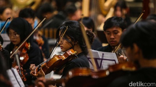 Addie MS latihan persiapan konser yang bertajuk A Million Lights di Jakarta, Sabtu (26/10). Latitan melibatkan musisi berkebutuhan khusus.