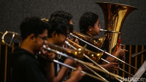 Addie MS latihan persiapan konser yang bertajuk A Million Lights di Jakarta, Sabtu (26/10). Latitan melibatkan musisi berkebutuhan khusus.