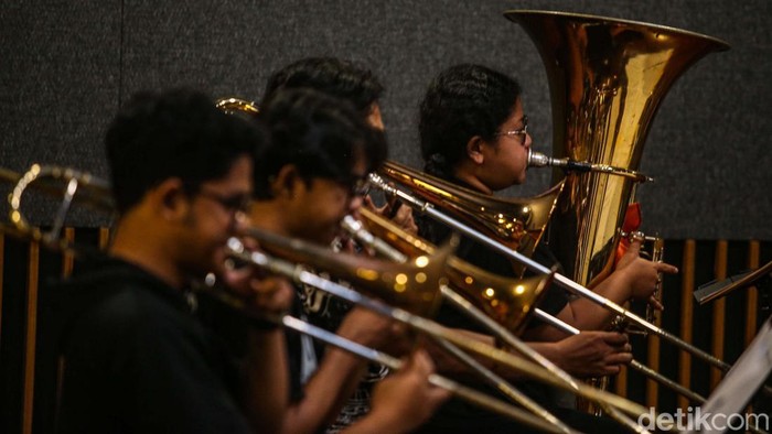 Addie MS latihan persiapan konser yang bertajuk A Million Lights di Jakarta, Sabtu (26/10). Latitan melibatkan musisi berkebutuhan khusus.