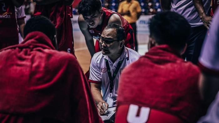 Johannis Winar kini pelatih kepala Timnas Basket Indonesia