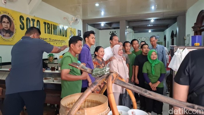 Jokowi dan Iriana sarapan di Soto Triwindu, Minggu (27/10/2024)