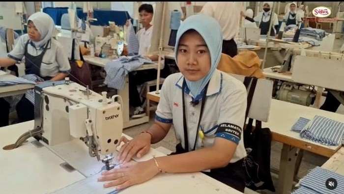 Karyawan Sritex Kompak Kenakan Pita Hitam.