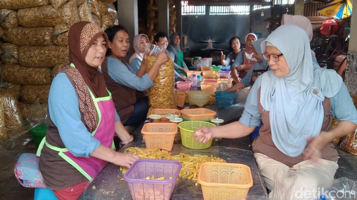 Karyawan stik sukun di rumah Dwi sedang beraktivitas produksi, Sabtu (26/10/2024).