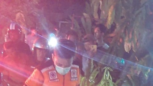 Warga berkerumun di lokasi kecelakaan lalu lintas di Jalan Hangtuah, Denpasar pada Sabtu (26/10/2024) malam. (Ist/BPBD Kota Denpasar)