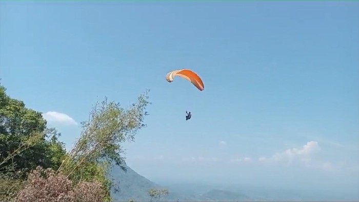 Kegiatan latihan paralayang di Musi Rawas