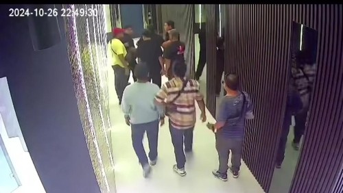 Kekacauan di salah satu bar di Kerobokan, Kuta Utara, Badung, Bali, terekam CCTV, Sabtu (26/10/2024). (Tangkapan layar)